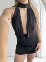 Minivestido negro con cuello halter y espalda descubierta. El cuello puede usarse como gargantilla.