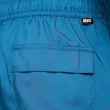 Short de baño azul con cintura elástica y cordón ajustable. Logo de Nike bordado en blanco en la pierna izquierda.