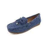 Mocasín azul de gamuza con perforaciones y moño decorativo.