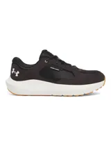 Championes de running Under Armour Charged Versurge, color negro con logo blanco en el lateral y suela blanca con detalles en marrón.
