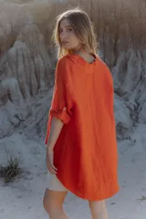 Camisa blanca de lino, de mangas cortas y corte holgado.