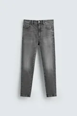Pantalón de jean gris oscuro, corte skinny, con largo cropped, cinco bolsillos y cierre frontal con cremallera y botón.