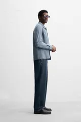Pantalón de jean azul oscuro, corte recto, confeccionado en denim de algodón y lyocell. Cuenta con bolsillos frontales y traseros de vivo. Cierre frontal con cremallera y botón.