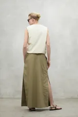 Chaleco blanco acolchado con cuello redondo y cierre frontal con botones a presión. Confeccionado con poliéster reciclado.