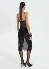 Vestido negro de encaje con escote en V y tirantes finos.