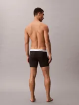 Pack de tres bóxers negros de algodón elástico con cintura elástica blanca con el logo de Calvin Klein.