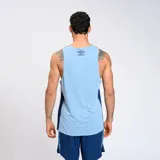 Musculosa de training celeste con cuello y laterales en azul marino. Logo de Umbro estampado en el pecho.