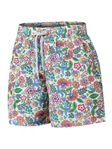 Short de baño celeste con estampado de caballitos de mar rosados. Tiene cintura elástica con cordón ajustable, bolsillos laterales y traseros.