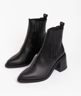 Botas cortas de cuero color marrón, con taco de madera forrado en cuero, elástico lateral y punta fina.