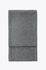 Bufanda rectangular color negro.