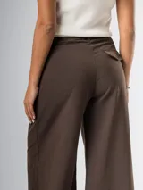 Pantalón wide leg marrón de tela sastrera con pinzas y elástico en la cintura.