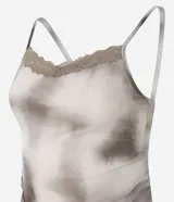 Vestido midi de tul con estampado tie-dye en tonos beige y marrón, breteles finos, escote en V con encaje y abertura lateral con detalle de encaje.