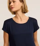 Remera lila de microfibra con escote redondo y mangas cortas.