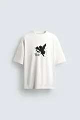 Camiseta negra de corte holgado con cuello redondo y mangas cortas. Estampado frontal y trasero con textos y figuras en color rosa.