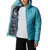 Campera puffer color salmón con capucha, cierre frontal y bolsillos laterales con cierre. Cuenta con tecnología termorreflectante Omni-Heat™ y puños con orificios para los pulgares.