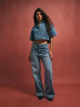 Pantalón de jean de tiro alto, corte wide leg, color azul claro con aberturas en la cintura.