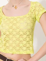 Top de encaje color verde flúor, con escote cuadrado y mangas cortas.