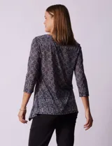 Blusa de modal estampado en tonos grises, marca Ruby Rd. Tiene corte holgado, mangas tres cuartos y cuello redondo. El frente está decorado con apliques de brillos.