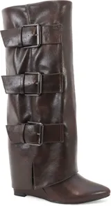 Bota alta de cuero sintético color marrón con punta fina y caña alta con tres correas con hebillas metálicas.