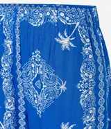 Pantalón pantacourt de viscosa con estampado paisley en tonos azules y blancos, cintura alta elástica.