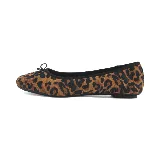 Balerinas con estampado animal print de leopardo en tonos marrones y negros, con moño decorativo en la punta.