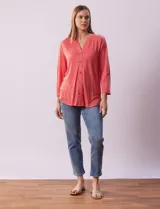 Blusa celeste texturada marca Ninety, con cuello a la base, escote en V y abertura central con botones. Delantera con bolsillo y mangas tres cuartos regulables con presilla y botón.