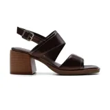 Sandalias de tacón ancho color marrón, con tiras anchas cruzadas en el empeine, pulsera con hebilla al tobillo y plantilla acolchada.