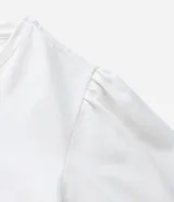 Blusa blanca de algodón con cuello redondo, manga corta abullonada y estampado de cerezas.