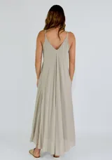 Vestido largo color amarillo, con breteles finos, escote en V con volados y corte suelto.