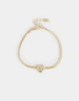 Pulsera dorada de cadena cola de ratón con dije de corazón adornado con strass y cierre de mosquetón.