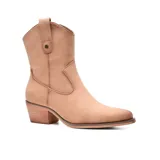 Bota texana color piel con caña media, puntera fina y taco bajo de madera. Presenta un diseño clásico con detalles de costuras y tirador lateral.