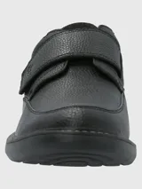 Zapato de cuero negro con ajuste de velcro y suela de goma EVA.