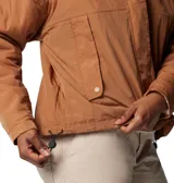 Campera marrón de mujer marca Columbia, modelo Laurelwoods III. Cuenta con capucha, cuello con forro polar, bolsillos laterales con cierre y puños con orificios para los pulgares.