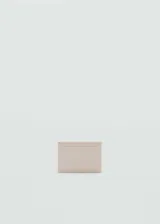 Porta documentos color beige con logo en relieve, múltiples ranuras para tarjetas y un bolsillo sin cierre.