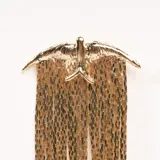 Aros colgantes dorados con forma de pájaro y flecos de cadenas.