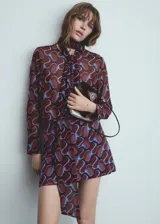 Camisa de manga larga con lazo en el cuello y estampado abstracto en tonos borgoña y celeste.