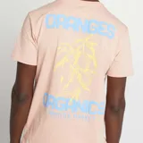 Camiseta rosa pálido de manga corta con cuello redondo y estampado pequeño en el pecho con la palabra "Oranges".
