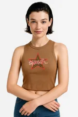 Musculosa marrón de algodón con estampado de una estrella con animal print y la palabra 'Stargirl'.