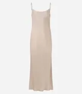 Vestido midi color beige confeccionado en satén texturizado, con breteles finos y escote drapeado.