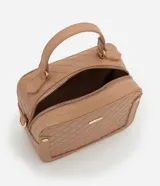 Bolso camera bag transversal mediano color beige, con cierre de cremallera, correa de mano y asa larga con detalle de cadenas desmontables.