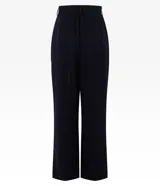 Pantalón pantalona de sastrería a rayas verticales azul marino y blanco. Tiene trabillas en la cintura y cierre con botón y cremallera.