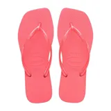 Ojotas Havaianas modelo Square, color coral, con suela texturizada y tiras con logo de la marca.