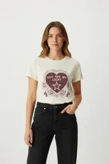 Remera de manga corta color crudo con estampado frontal de un corazón con una estrella en el centro y la frase "You are my lucky".