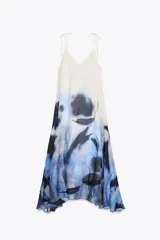 Vestido midi de tirantes finos ajustables, confeccionado en ramio color blanco con estampado abstracto en tonos azules.