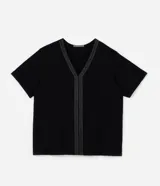Blusa negra de viscosa con escote en V, mangas cortas y detalle de hilo metalizado en el frente.