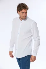 Camisa blanca de lino a rayas celestes, de manga larga, cuello mao y corte slim fit.