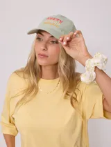 Gorra de lona lavada color azul con bordado frontal de la marca Rusty Australia.