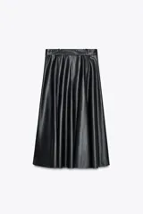 Falda midi de cuero sintético color negro, de tiro alto, corte evasé y cinturón con hebilla dorada.