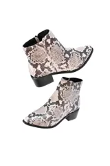 Botín de cuero vacuno con estampado de escamas en tonos neutros (grises, beige, negro), de caña baja y puntera ligeramente puntiaguda. Tacón bloque de 4 cm.