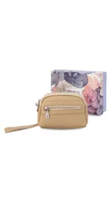 Monedero negro de simil cuero con correa para la mano, diseño práctico y compacto. Bolsillo principal con doble cierre, y un bolsillo frontal pequeño para llevar monedas.
